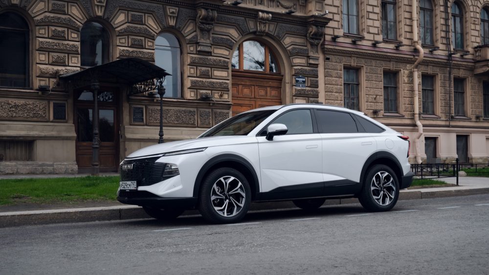 Кроссовер Haval F7x тест сбоку в статике в городе