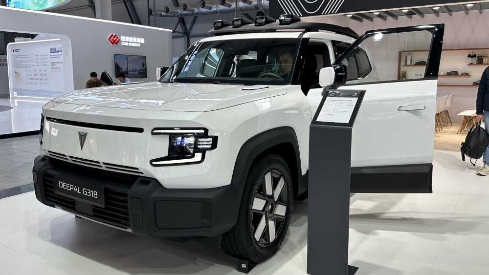 Deepal G318 спереди сбоку кроссовер гибрид