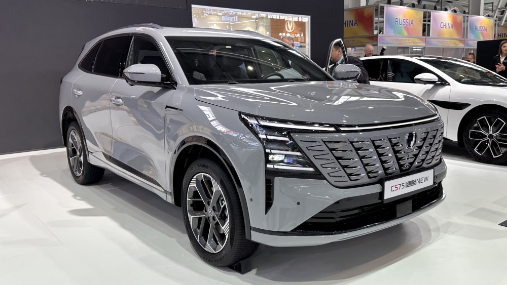 CS75 Plus News в передней части кроссовера