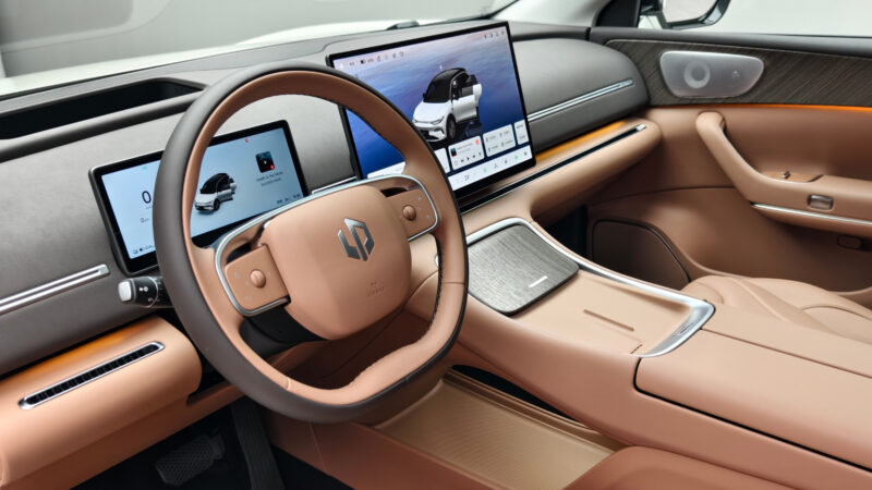 В Китае начались предпродажи обновленного кроссовера Leapmotor C11