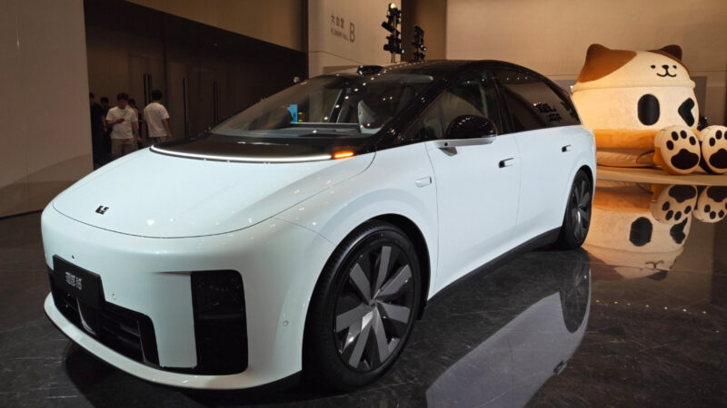 В Китае запущен электрокроссовер Li Auto i8 EV.