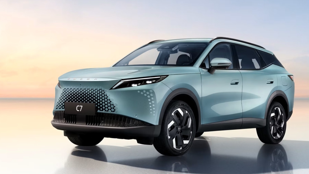 Omoda C7 сбоку спереди кроссовер