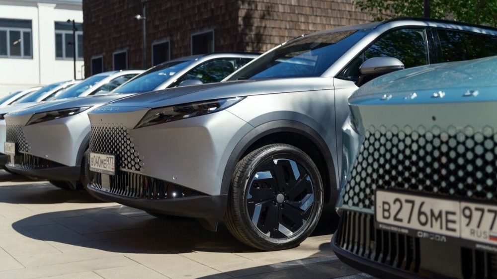 Omoda C7 на передней части города