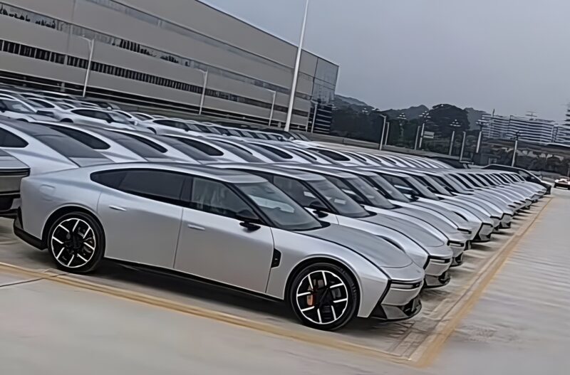 В Китае замечено множество новых Xpeng P7 на заводе, запуск ожидается в августе