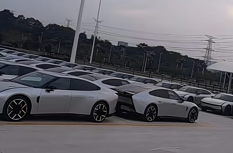 В Китае замечено множество новых Xpeng P7 на заводе, запуск ожидается в августе