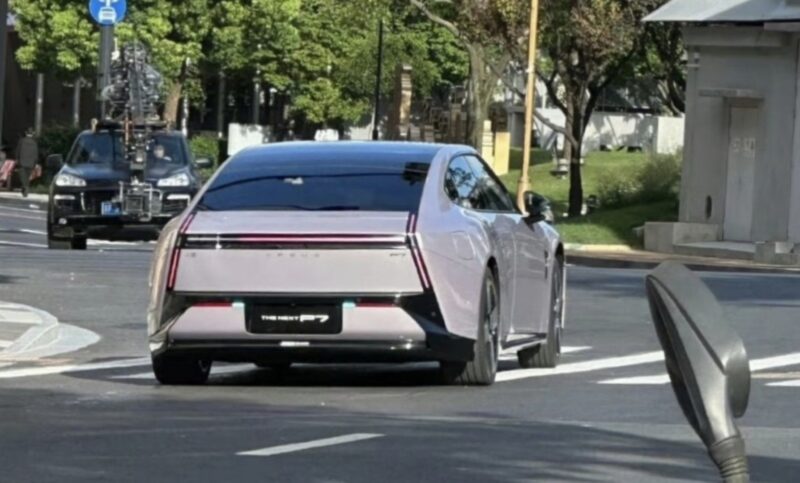 В Китае представлены шпионские снимки нового Xpeng P7 в кузове лифтбек перед запуском в августе