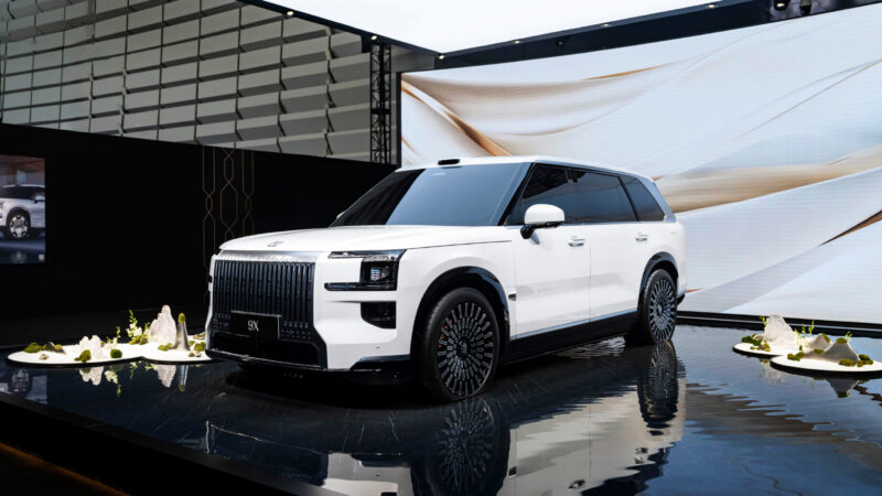В Китае стартуют предварительные продажи кроссовера Zeekr 9X PHEV мощностью 1381 л.с. в августе