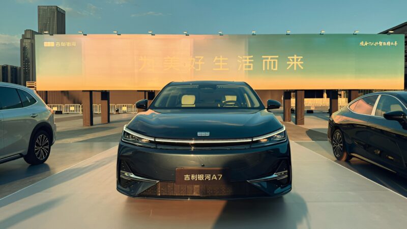 В Китае представлен Geely Galaxy A7 PHEV по цене от 11 240 долларов.