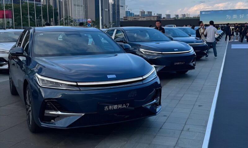 В Китае представлен Geely Galaxy A7 PHEV по цене от 11 240 долларов.