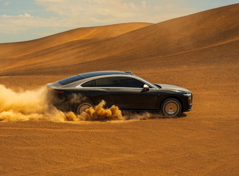 В Китае представлен седан Voyah Passion L PHEV мощностью 657 л.с. и длиной более 5,1 метра.