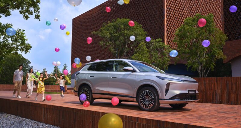 В Китае начались предварительные продажи Dongfeng Aeolus L8 PHEV с заявленной дальностью хода до 2245,3 км по цене от 18 100 долларов.