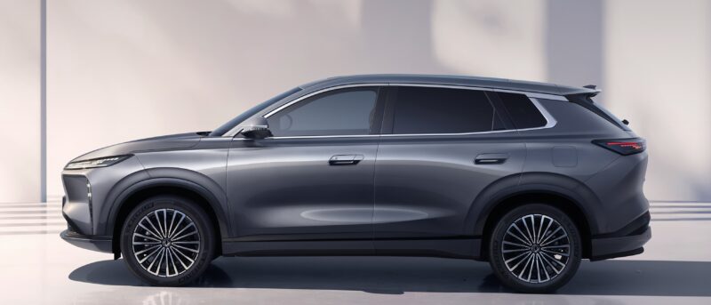 В Китае начались предварительные продажи Dongfeng Aeolus L8 PHEV с заявленной дальностью хода до 2245,3 км по цене от 18 100 долларов.