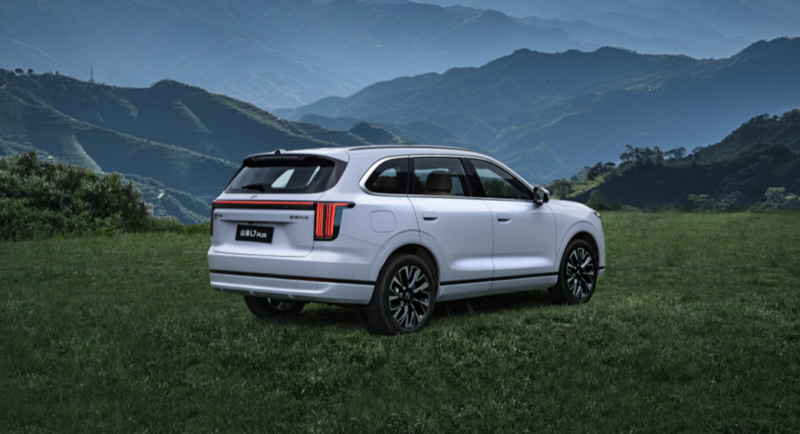 В Китае начались предварительные продажи Jetour Shanhai L7 Plus PHEV с 355 л.с. и запасом хода до 1700 км по цене от 19 500 долларов.