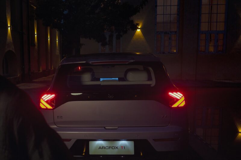 В Китае представлен новый электрический хэтчбек BAIC Arcfox T1 с запасом хода 425 км и ценой от 9600 долларов.