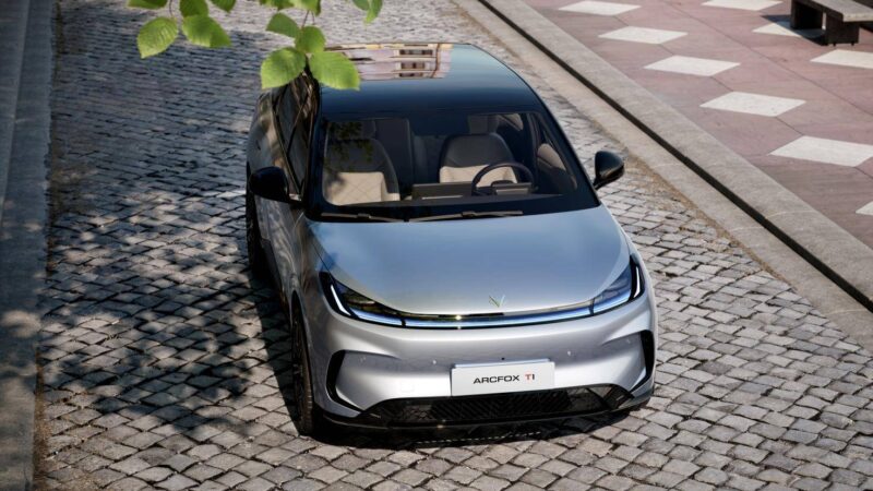 В Китае представлен новый электрический хэтчбек BAIC Arcfox T1 с запасом хода 425 км и ценой от 9600 долларов.