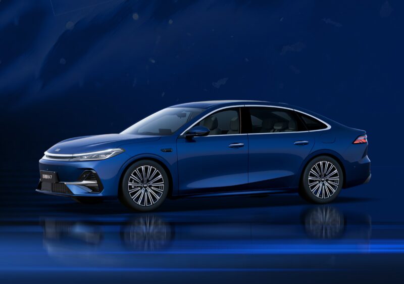 В Китае представлены официальные изображения гибридного седана Geely Galaxy Starshine 6 длиной 4,8 метра