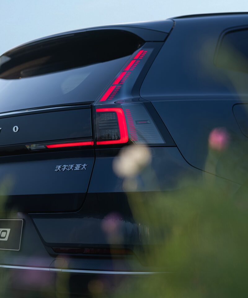 В Китае начались предпродажи гибридного Volvo XC70 местного производства от 41 900 долларов.