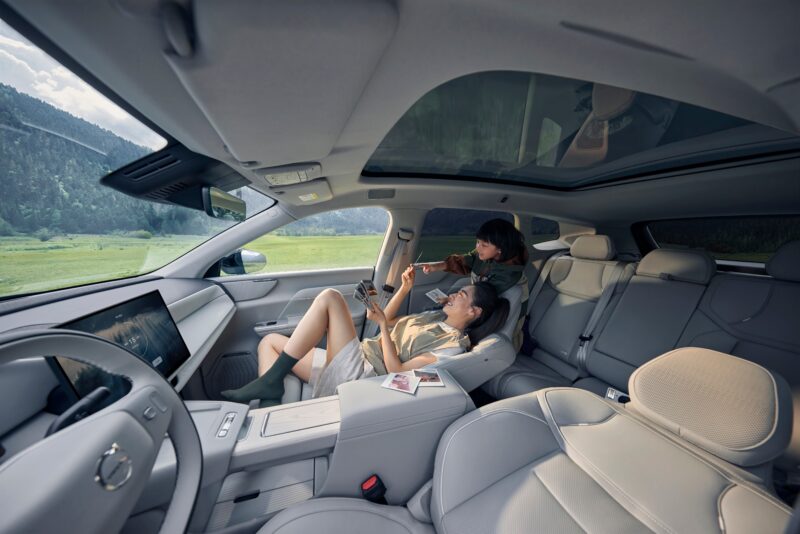 В Китае начались предпродажи гибридного Volvo XC70 местного производства от 41 900 долларов.