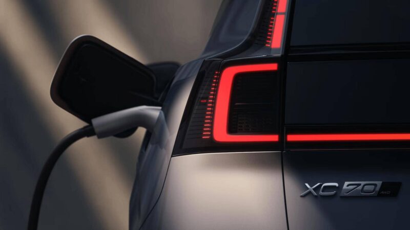 В Китае начались предпродажи гибридного Volvo XC70 местного производства от 41 900 долларов.