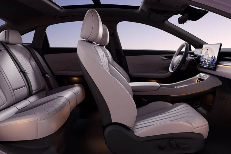 В Китае начались предварительные продажи доступного гибрида Roewe M7 PHEV с запасом хода 2050 км по цене от 13 700 долларов.