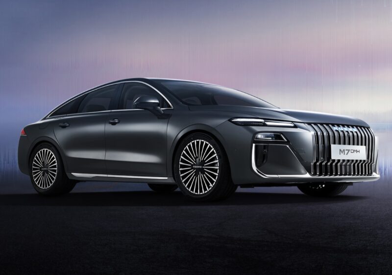 В Китае начались предварительные продажи доступного гибрида Roewe M7 PHEV с запасом хода 2050 км по цене от 13 700 долларов.