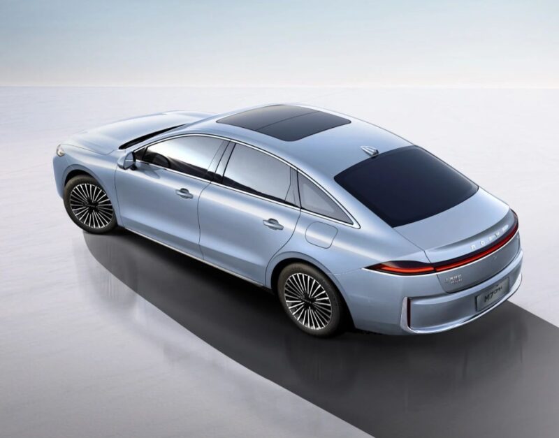 В Китае начались предварительные продажи доступного гибрида Roewe M7 PHEV с запасом хода 2050 км по цене от 13 700 долларов.