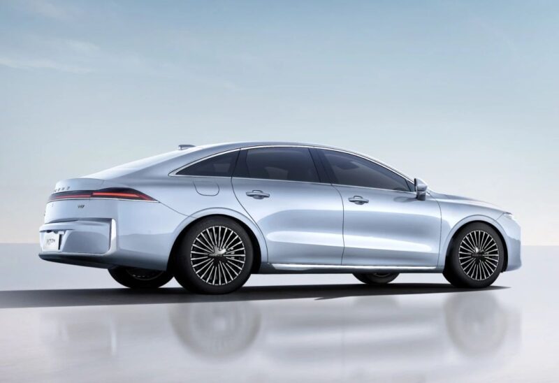 В Китае начались предварительные продажи доступного гибрида Roewe M7 PHEV с запасом хода 2050 км по цене от 13 700 долларов.
