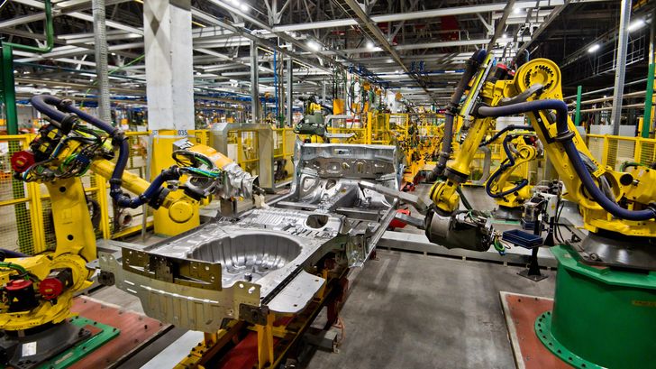 Российская автомобильная промышленность спячена: Семь автомобильных заводов приостановлено производство, некоторые переключаются на четырехдневный