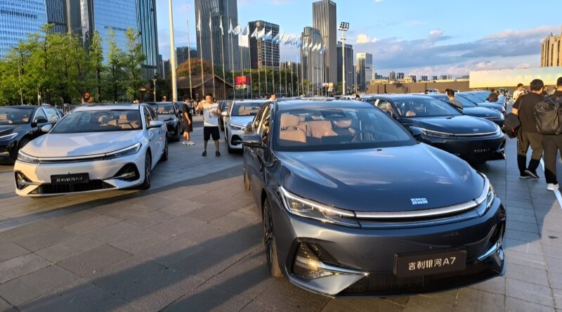 В Китае представлен Geely Galaxy A7 PHEV по цене от 11 240 долларов.