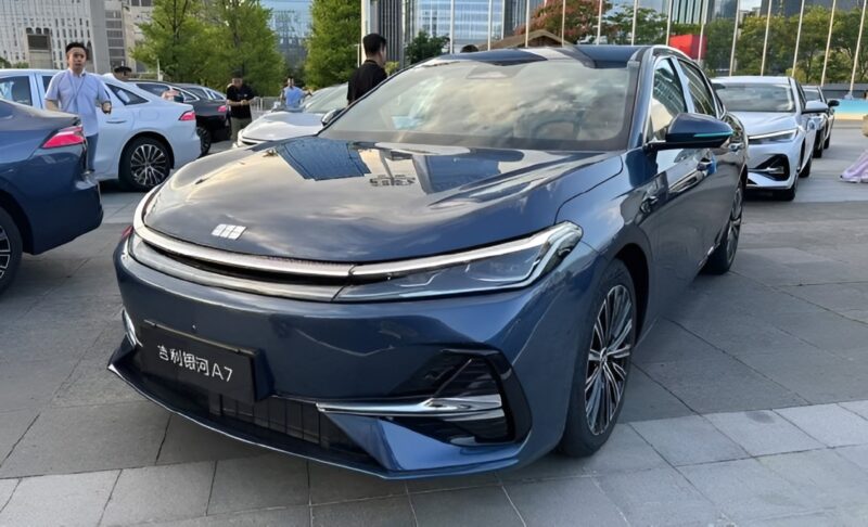 В Китае представлен Geely Galaxy A7 PHEV по цене от 11 240 долларов.