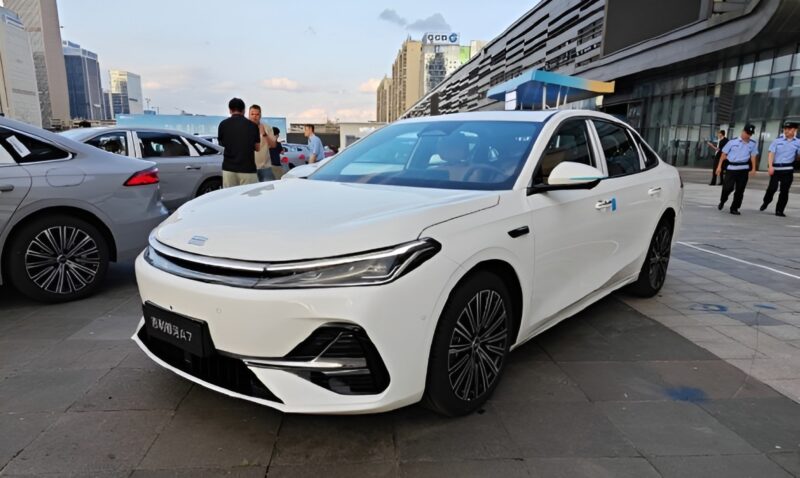 В Китае представлен Geely Galaxy A7 PHEV по цене от 11 240 долларов.