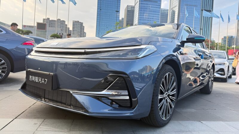 В Китае представлен Geely Galaxy A7 PHEV по цене от 11 240 долларов.