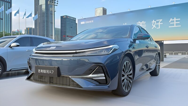 В Китае представлен Geely Galaxy A7 PHEV по цене от 11 240 долларов.