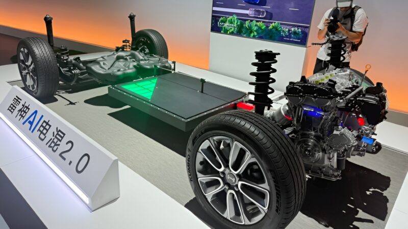 В Китае представлен Geely Galaxy A7 PHEV по цене от 11 240 долларов.