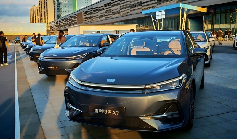 В Китае представлен Geely Galaxy A7 PHEV по цене от 11 240 долларов.