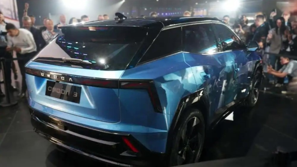 Кроссовер Omoda C3 на спине в Китае