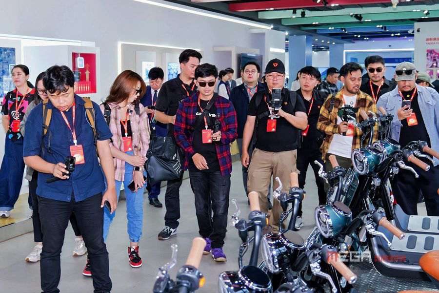 Индонезийские СМИ посетили базу WUXI от Yadea и были свидетелями глобальной реализации ее "Стоимость валюта" Стратегия Индонезийские СМИ посетили yadeas wuxi base base china e warman news mega chinamotor 04