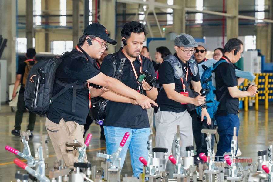 Индонезийские СМИ посетили базу WUXI от Yadea и были свидетелями глобальной реализации ее "Стоимость валюта" Стратегия Индонезийские СМИ посетили yadeas wuxi base inast