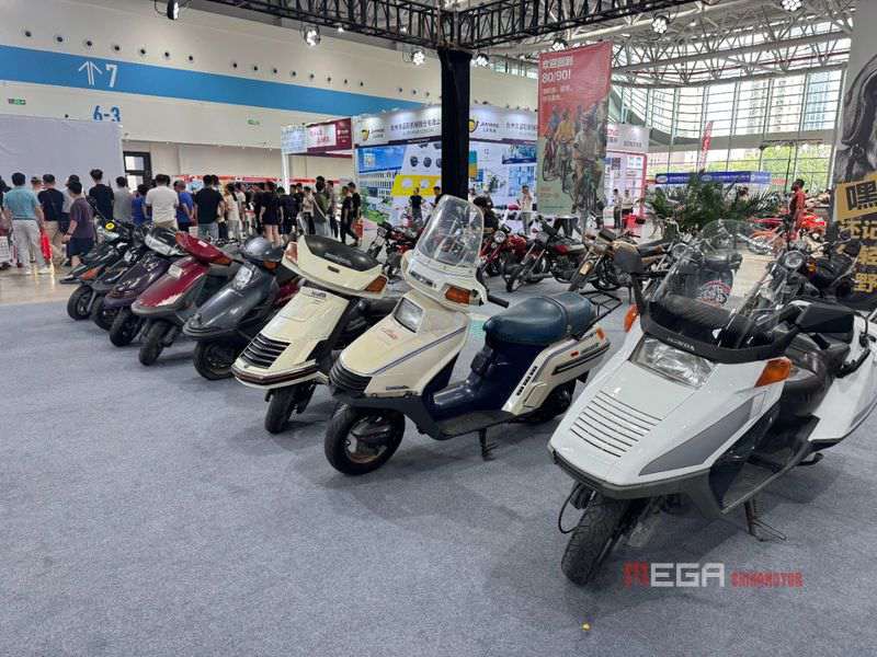 Более 500 антикварных мотоциклов были продемонстрированы на культурном фестивале в Тайчжоу Более 500 антикварных мотоциклов были продемонстрированы на культурном фестивале в Тайчжоу Джинланг на культурном фестивале в Тайчжоу Китай.