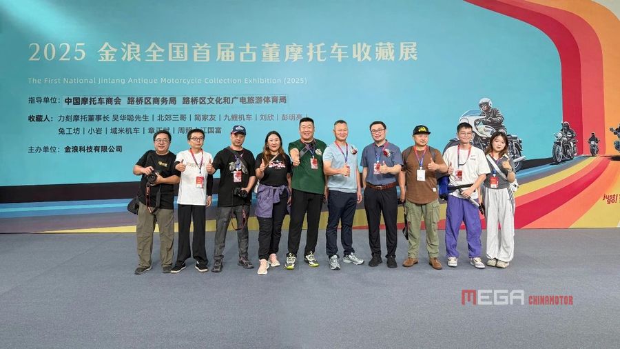 Более 500 антикварных мотоциклов были продемонстрированы на культурном фестивале в Тайчжоу Более 500 антикварных мотоциклов были продемонстрированы на культурном фестивале в Тайчжоу Джинланг на культурном фестивале в Тайчжоу Китай.