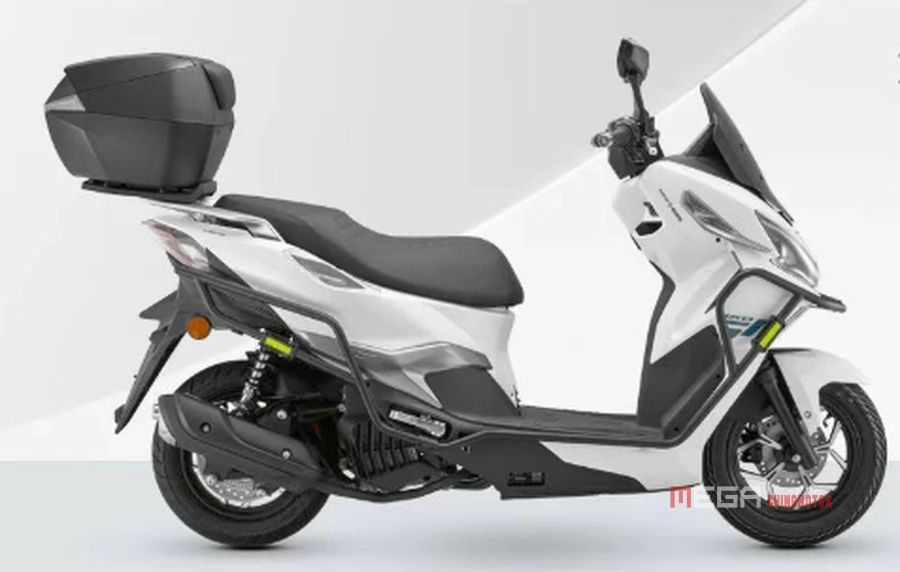 QJMOTOR выпустил два скутера 150 куб.