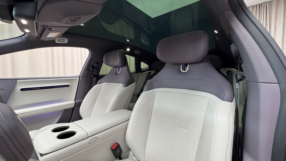 Avatr 06 Sedan Interior в Беларуси у дилера в автосалоне сидений.