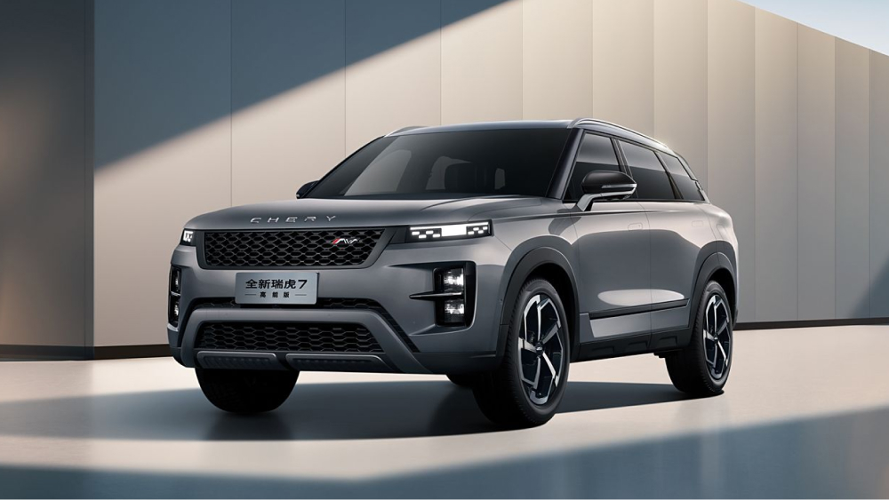 Chery Tiggo 7 High Energy Tiggo 7 Sport на передней части серого кроссовера Range Rover Evoque Cross.