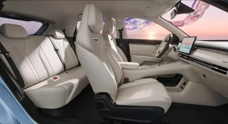 В Китае Wuling при поддержке GM и SAIC показала салон электромобиля Bingo S, конкурента Geely Xingyuan и BYD Seagull