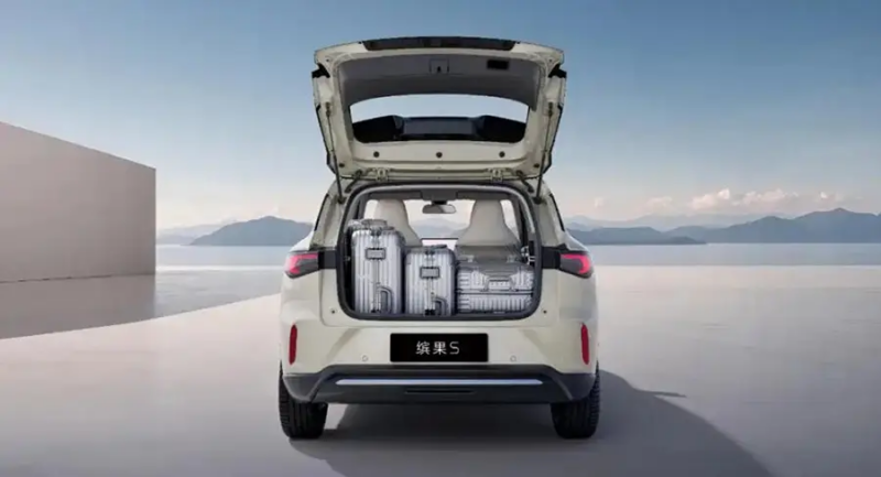 В Китае Wuling при поддержке GM и SAIC показала салон электромобиля Bingo S, конкурента Geely Xingyuan и BYD Seagull