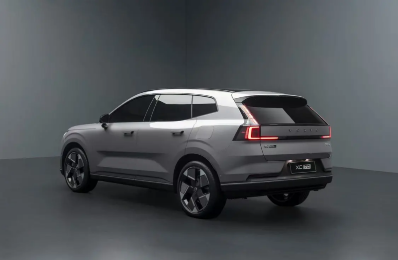 В Китае сошел с конвейера Volvo XC70: роскошный гибрид с тремя моторами и трехступенчатой DHT
