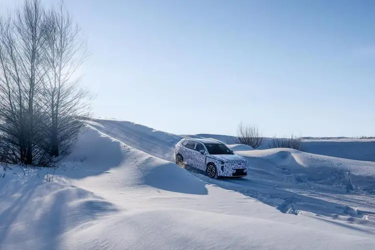 В Китае сошел с конвейера Volvo XC70: роскошный гибрид с тремя моторами и трехступенчатой DHT