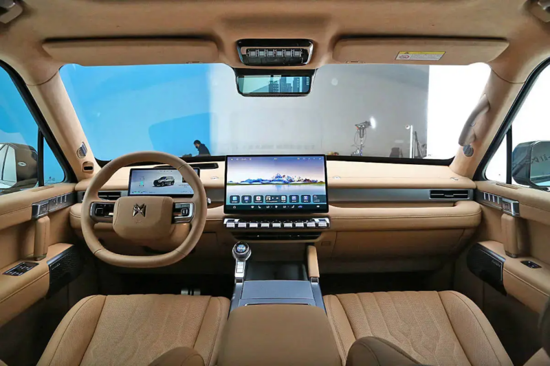 В Китае представлен Dongfeng M-Hero M817 с HarmonyOS Cockpit 5 и Huawei ADS 4, цена от 44 500 долларов.