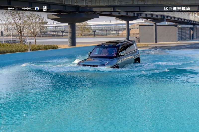 В Китае BYD открыла первую вседорожную трассу для электромобилей: тест-драйв суперкара Yangwang U9 за