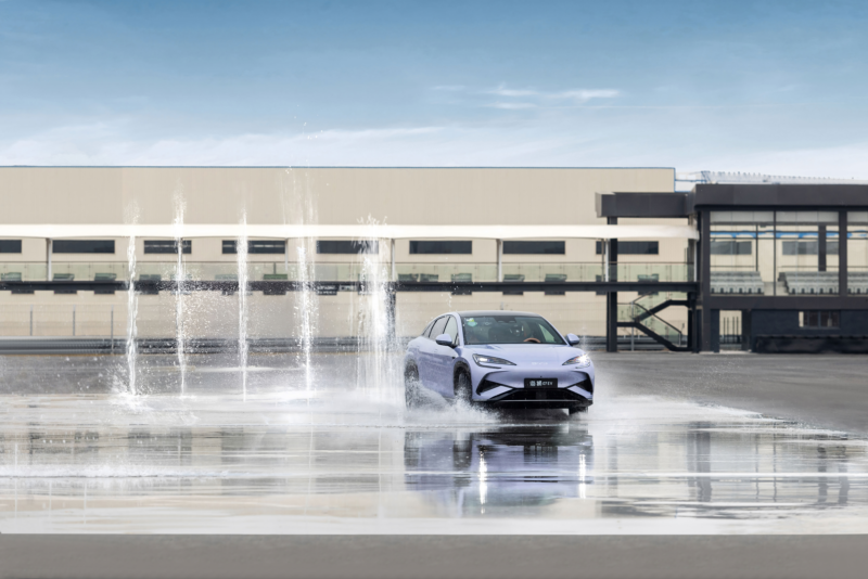 В Китае BYD открыла первую вседорожную трассу для электромобилей: тест-драйв суперкара Yangwang U9 за